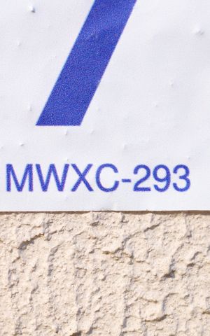 Casa de condomínio à venda com 60m², 2 quartos e 1 vagaPlaca GRANDE instalada na fachada do condomínio, dia 27.08.2026 - Código da placa:MWXC-293
