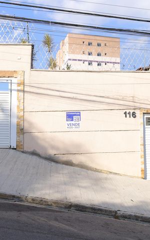 Casa de condomínio à venda com 60m², 2 quartos e 1 vagaPlaca GRANDE instalada na fachada do condomínio, dia 27.08.2026 - Código da placa:MWXC-293