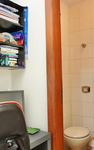 Apartamento à venda com 200m², 3 quartos e 2 vagas Apartamento à venda com 200m², 3 quartos e 2 vagasEscritório