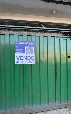 Casa à venda com 200m², 4 quartos e 1 vaga Casa à venda com 200m², 4 quartos e 1 vagaPlaca instalada com o código RVRC-183 no portão, tamanho da placa Grande no dia 28-08-2026