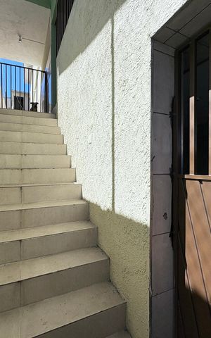 Casa à venda com 50m², 2 quartos e 1 vaga Casa à venda com 50m², 2 quartos e 1 vagaEscada de entrada