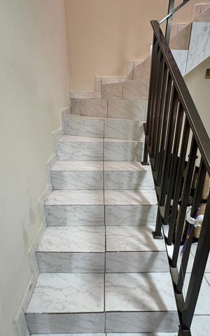 Casa à venda com 50m², 2 quartos e 1 vaga Casa à venda com 50m², 2 quartos e 1 vagaEscada para os quartos