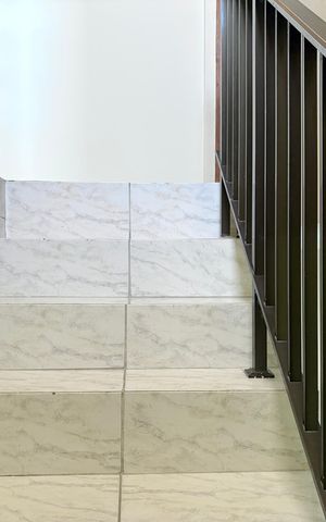 Casa à venda com 50m², 2 quartos e 1 vaga Casa à venda com 50m², 2 quartos e 1 vagaEscada para os quartos