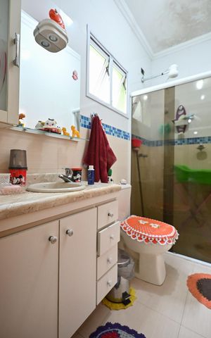 Casa à venda com 150m², 3 quartos e 4 vagasBanheiro Suíte 2
