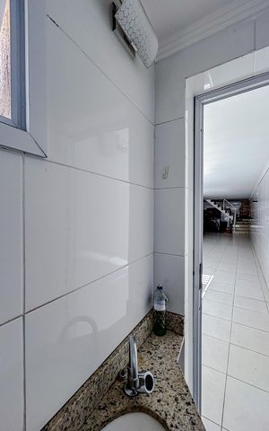 Casa à venda com 180m², 3 quartos e 5 vagasBanheiro de serviço