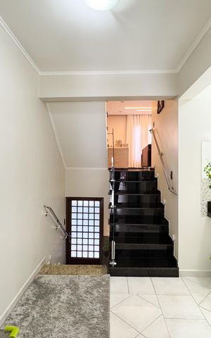 Casa à venda com 350m², 3 quartos e 3 vagas Casa à venda com 350m², 3 quartos e 3 vagasAcesso