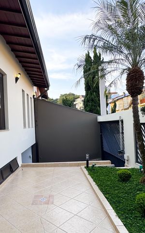 Casa à venda com 350m², 3 quartos e 3 vagas Casa à venda com 350m², 3 quartos e 3 vagasEntrada