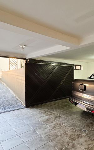 Casa à venda com 350m², 3 quartos e 3 vagas Casa à venda com 350m², 3 quartos e 3 vagasGaragem