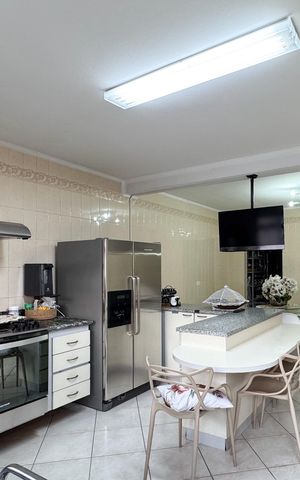 Casa à venda com 350m², 3 quartos e 3 vagas Casa à venda com 350m², 3 quartos e 3 vagasCozinha