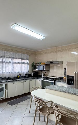 Casa à venda com 350m², 3 quartos e 3 vagas Casa à venda com 350m², 3 quartos e 3 vagasCozinha