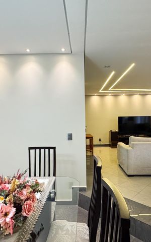 Casa à venda com 350m², 3 quartos e 3 vagas Casa à venda com 350m², 3 quartos e 3 vagasSala