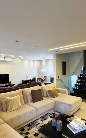 Casa à venda com 350m², 3 quartos e 3 vagas Casa à venda com 350m², 3 quartos e 3 vagasSala