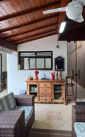 Casa à venda com 350m², 3 quartos e 3 vagas Casa à venda com 350m², 3 quartos e 3 vagasEspaço Gourmet