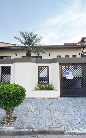 Casa à venda com 350m², 3 quartos e 3 vagas Casa à venda com 350m², 3 quartos e 3 vagasFachada