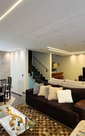 Casa à venda com 350m², 3 quartos e 3 vagas Casa à venda com 350m², 3 quartos e 3 vagasSala