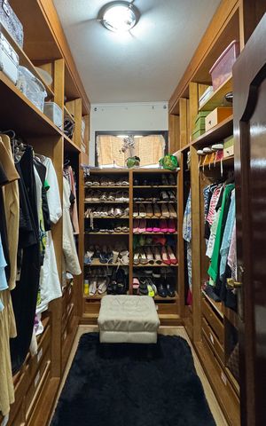 Casa à venda com 350m², 3 quartos e 3 vagas Casa à venda com 350m², 3 quartos e 3 vagasCloset - Suíte