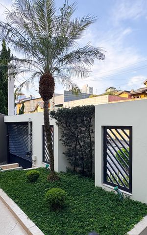 Casa à venda com 350m², 3 quartos e 3 vagas Casa à venda com 350m², 3 quartos e 3 vagasEntrada