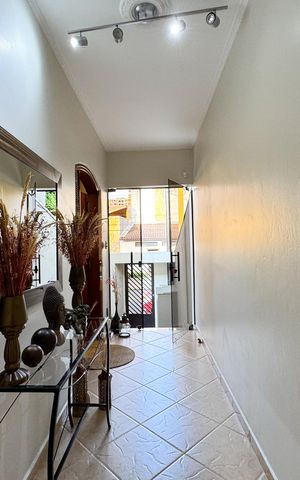Casa à venda com 350m², 3 quartos e 3 vagas Casa à venda com 350m², 3 quartos e 3 vagasHall