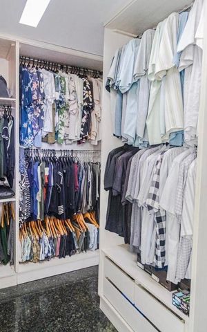 Apartamento à venda com 340m², 4 quartos e 3 vagas Apartamento à venda com 340m², 4 quartos e 3 vagasCloset Suíte 2