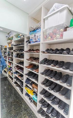 Apartamento à venda com 340m², 4 quartos e 3 vagas Apartamento à venda com 340m², 4 quartos e 3 vagasCloset Suíte 2