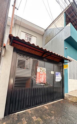 Casa à venda com 132m², 3 quartos e 4 vagas Casa à venda com 132m², 3 quartos e 4 vagasFachada