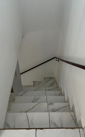 Casa de condomínio para alugar com 55m², 2 quartos e 1 vaga Casa de condomínio para alugar com 55m², 2 quartos e 1 vagaEscada