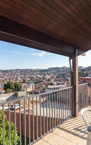 Casa à venda com 360m², 4 quartos e 2 vagas Casa à venda com 360m², 4 quartos e 2 vagasVaranda da casa 02
