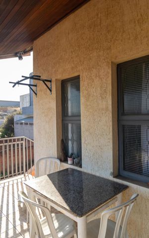 Casa à venda com 360m², 4 quartos e 2 vagas Casa à venda com 360m², 4 quartos e 2 vagasVaranda da casa 02