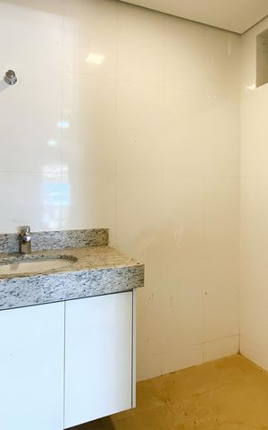 Casa de condomínio à venda com 350m², 4 quartos e 5 vagas Casa de condomínio à venda com 350m², 4 quartos e 5 vagasBanheiro de serviço