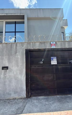 Casa à venda com 160m², 3 quartos e 2 vagas Casa à venda com 160m², 3 quartos e 2 vagasFachada