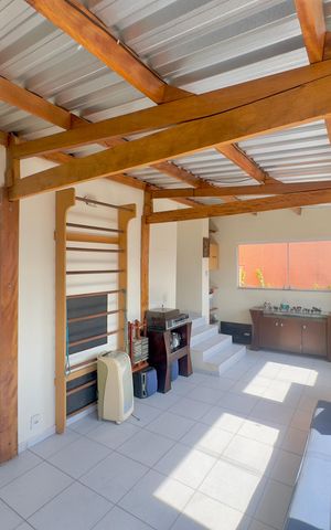 Casa à venda com 280m², 5 quartos e 2 vagas Casa à venda com 280m², 5 quartos e 2 vagasSacada 2