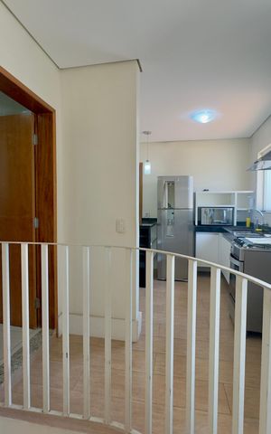 Casa à venda com 280m², 5 quartos e 2 vagas Casa à venda com 280m², 5 quartos e 2 vagasEscada