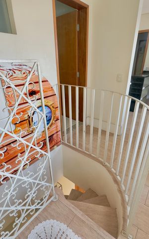 Casa à venda com 280m², 5 quartos e 2 vagas Casa à venda com 280m², 5 quartos e 2 vagasEscada