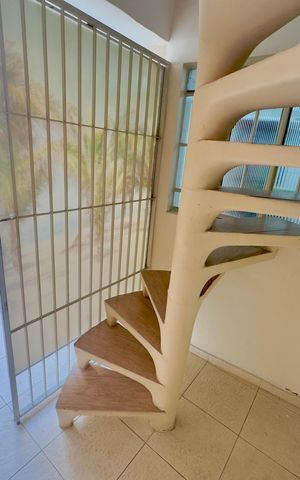 Casa à venda com 280m², 5 quartos e 2 vagas Casa à venda com 280m², 5 quartos e 2 vagasEscada