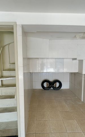 Casa à venda com 280m², 5 quartos e 2 vagas Casa à venda com 280m², 5 quartos e 2 vagasGaragem