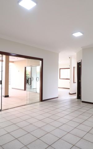 Casa para alugar com 216m², 4 quartos e 2 vagasSala