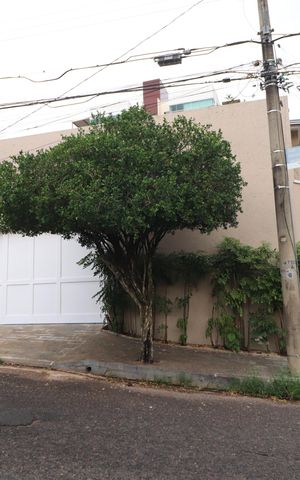 Casa para alugar com 216m², 4 quartos e 2 vagasFachada
