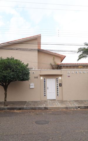 Casa para alugar com 216m², 4 quartos e 2 vagasFachada