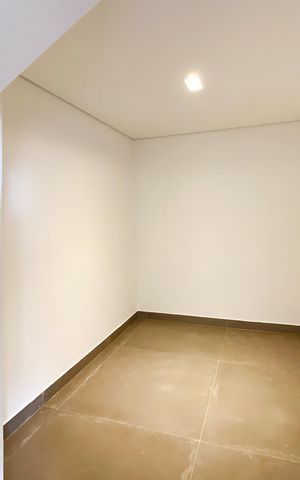 Casa de condomínio à venda com 380m², 5 quartos e 3 vagas Casa de condomínio à venda com 380m², 5 quartos e 3 vagasQuarto de Depósito