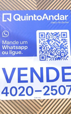 Apartamento à venda com 31m², 1 quarto e sem vagaPlaca GRANDE instalada na fachada do condomínio, dia 28/08/2026 - Código da placa: CUKI-402