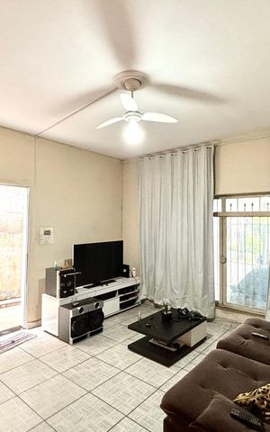 Casa à venda com 130m², 5 quartos e 2 vagas Casa à venda com 130m², 5 quartos e 2 vagasSala