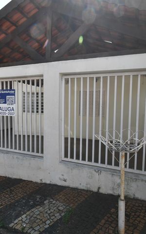 Casa para alugar com 50m², 3 quartos e 3 vagasFachada / Placa