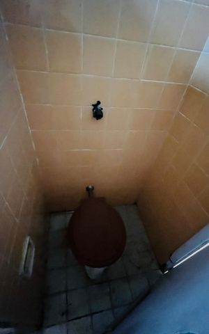 Casa à venda com 341m², 4 quartos e 3 vagas Casa à venda com 341m², 4 quartos e 3 vagasBanheiro externo