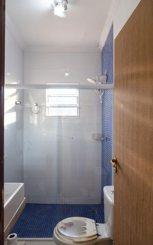 Casa para alugar com 150m², 3 quartos e 2 vagasBanheiro social