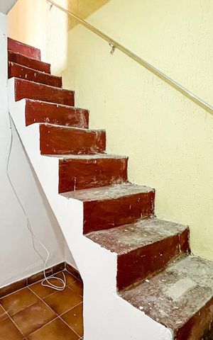 Casa para alugar com 59m², 2 quartos e sem vaga Casa para alugar com 59m², 2 quartos e sem vagaEscada