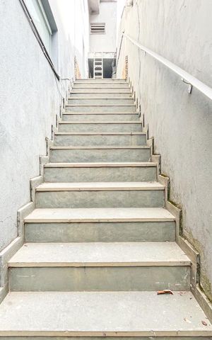 Casa para alugar com 59m², 2 quartos e sem vaga Casa para alugar com 59m², 2 quartos e sem vagaEscada