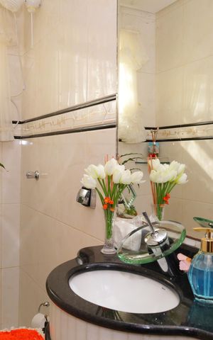 Casa à venda com 210m², 3 quartos e 2 vagasBanheiro 3