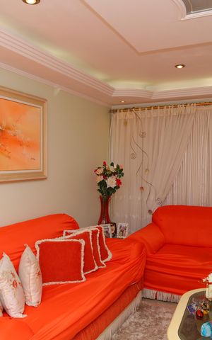 Casa à venda com 210m², 3 quartos e 2 vagasSala