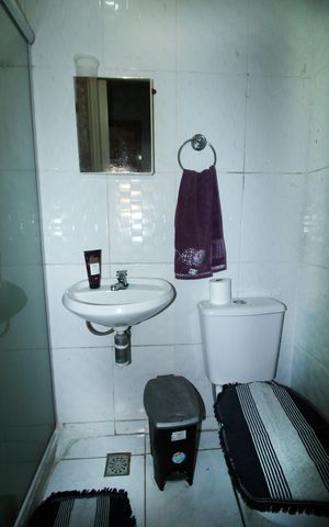 Casa à venda com 240m², 4 quartos e 3 vagasBanheiro 1