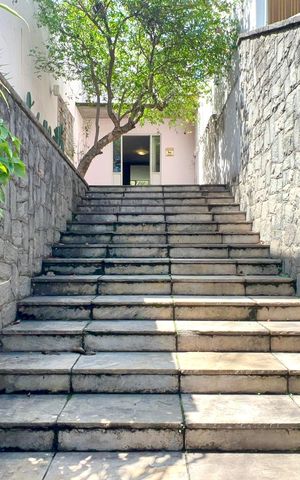 Casa à venda com 280m², 3 quartos e 2 vagas Casa à venda com 280m², 3 quartos e 2 vagasEntrada